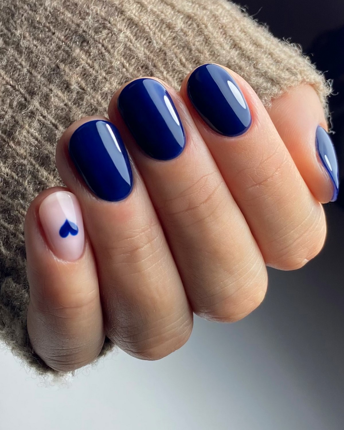 Зимовий манікюр у лютому 2026 року: 5 трендів останнього місяця зими