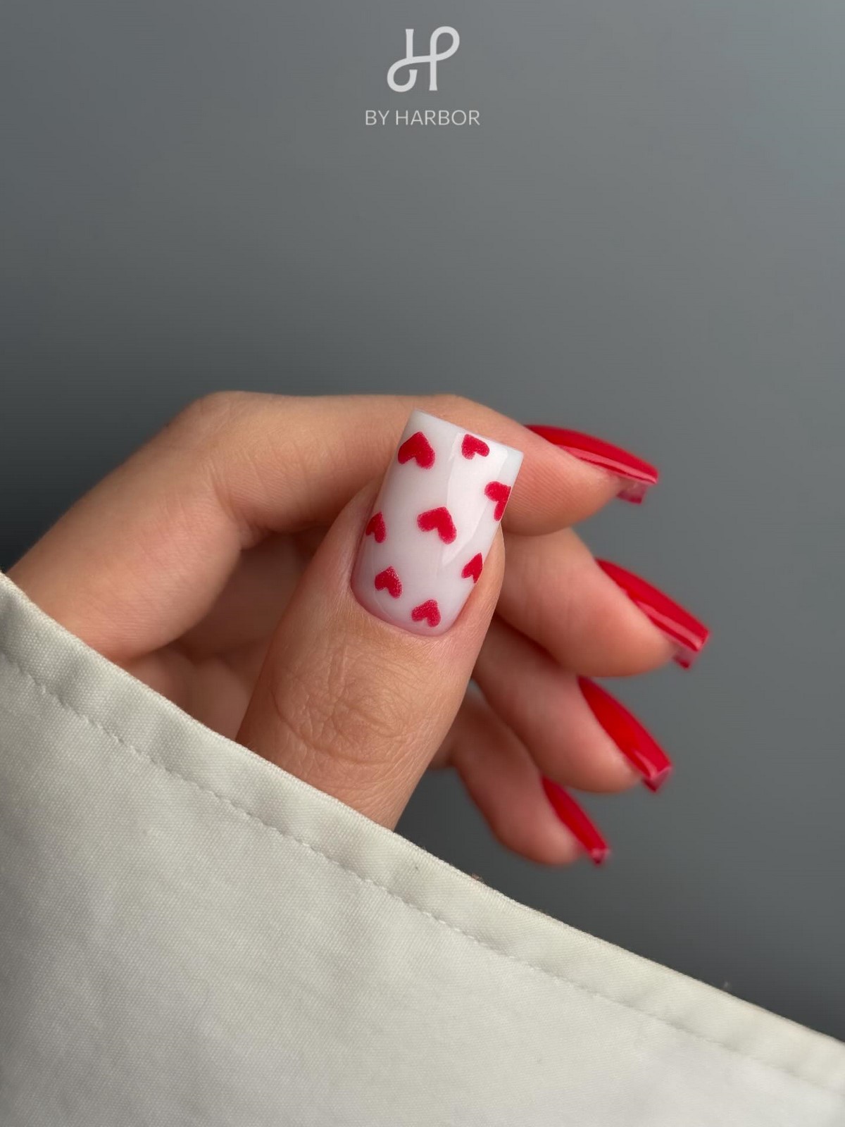 Зимовий манікюр у лютому 2026 року: 5 трендів останнього місяця зими