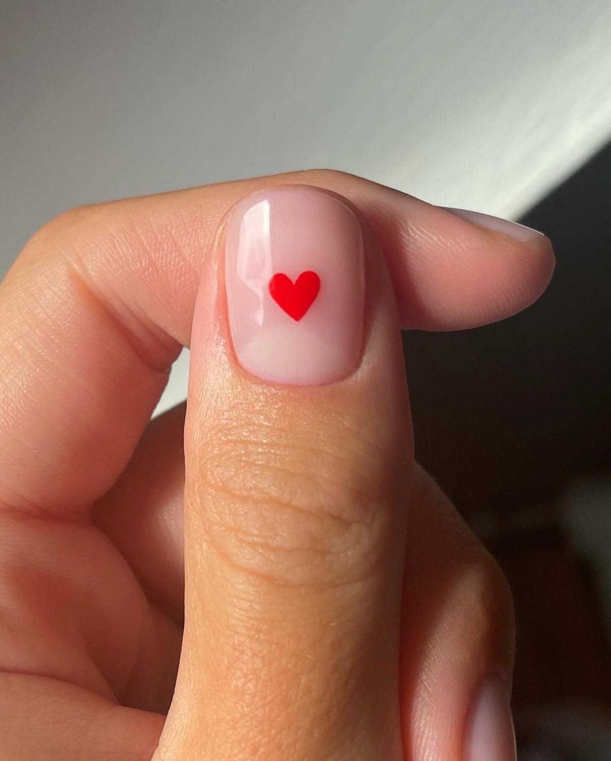 Зимовий манікюр у лютому 2026 року: 5 трендів останнього місяця зими