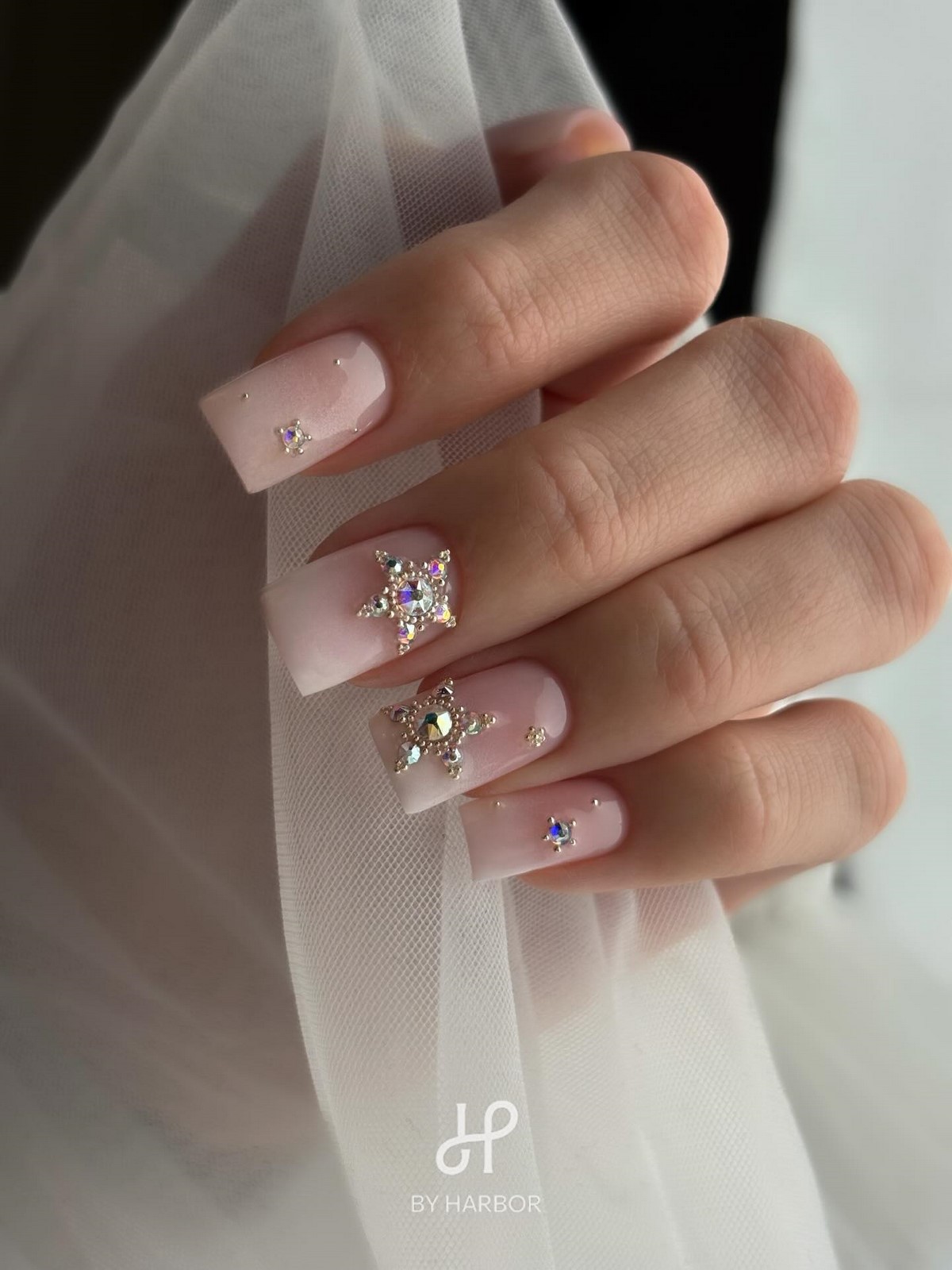 Зимовий манікюр у лютому 2026 року: 5 трендів останнього місяця зими