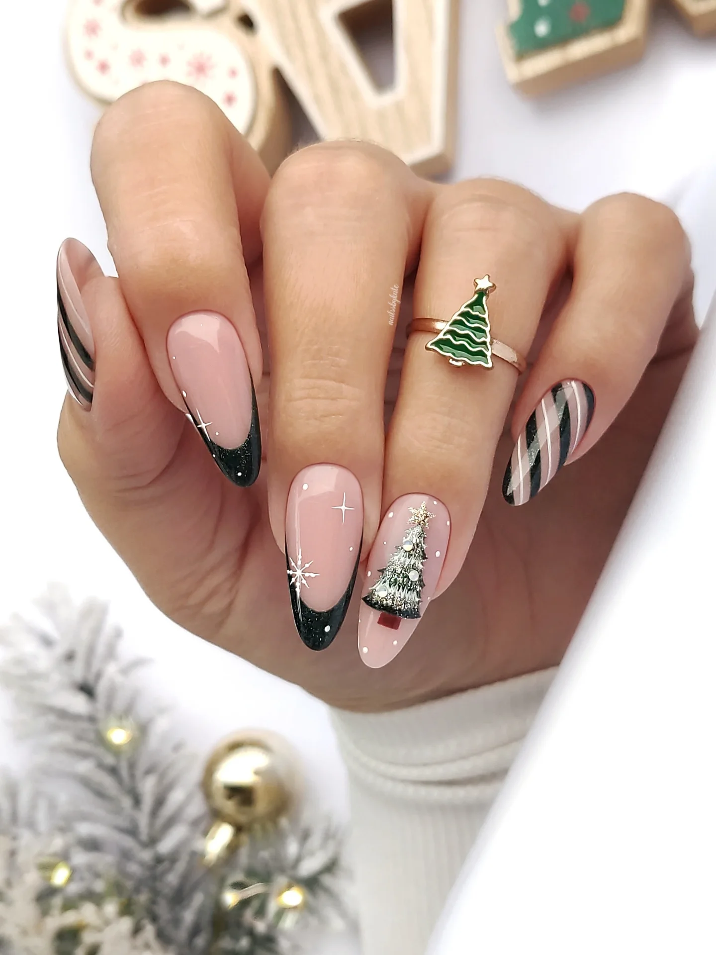 Зимовий манікюр у смужку 2026: модна тенденція сезону