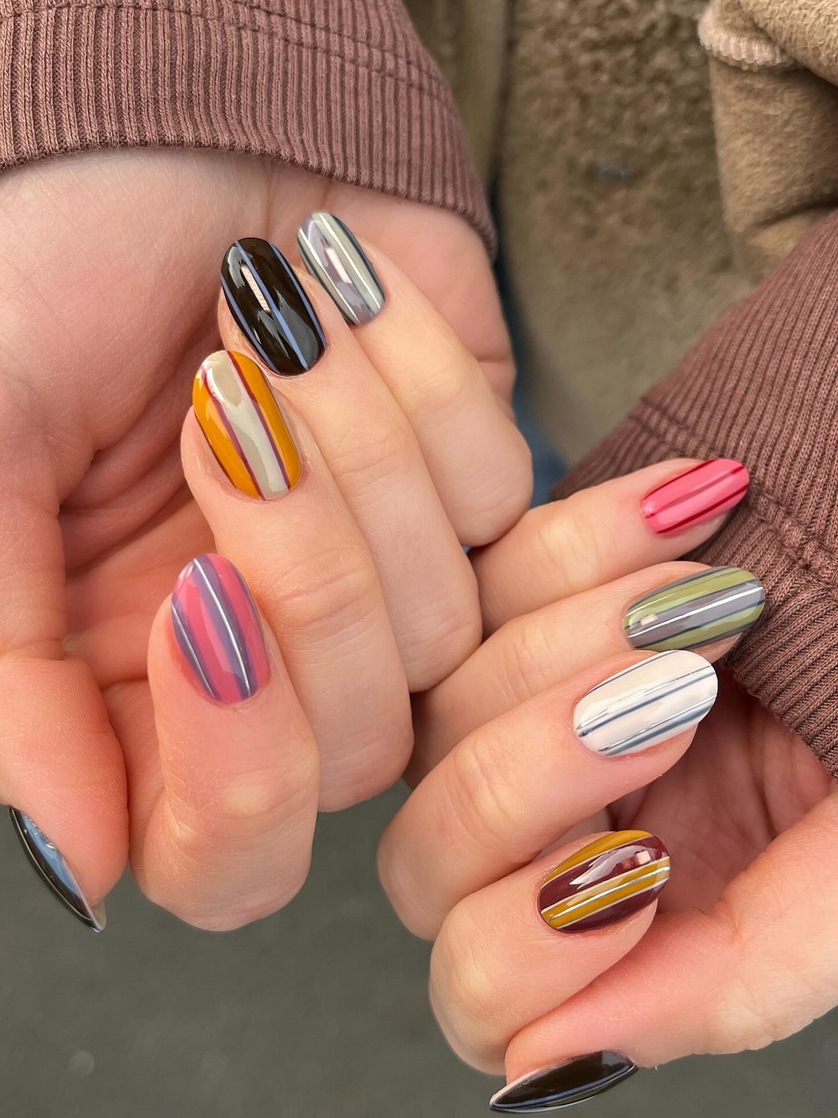 Зимовий манікюр у смужку 2026: модна тенденція сезону