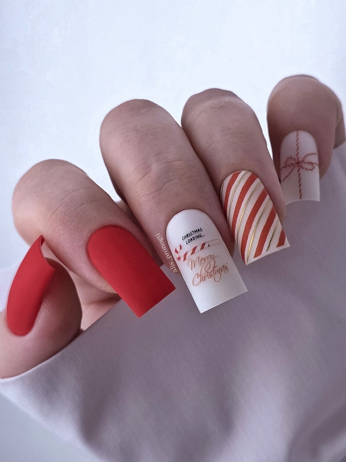 Зимовий манікюр у смужку 2026: модна тенденція сезону