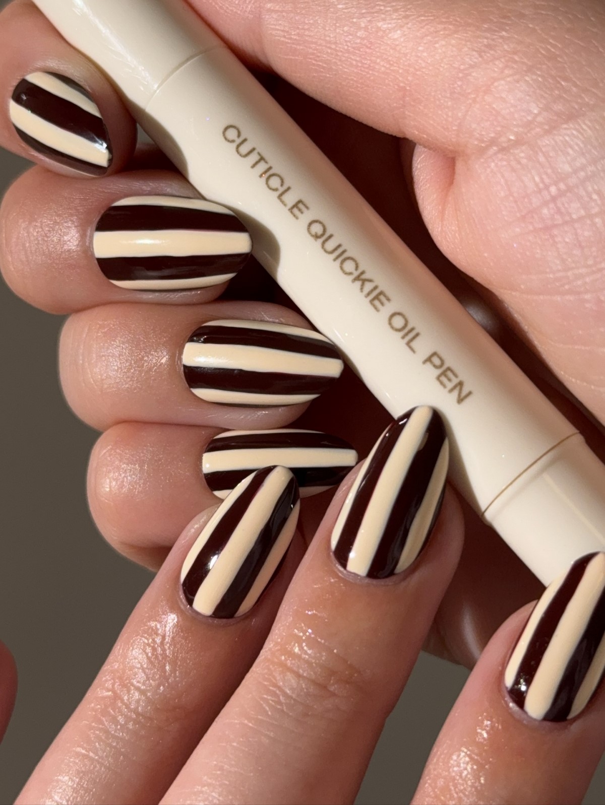 Зимовий манікюр у смужку 2026: модна тенденція сезону