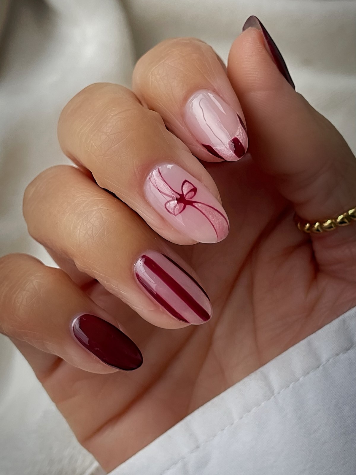 Зимовий манікюр у смужку 2026: модна тенденція сезону