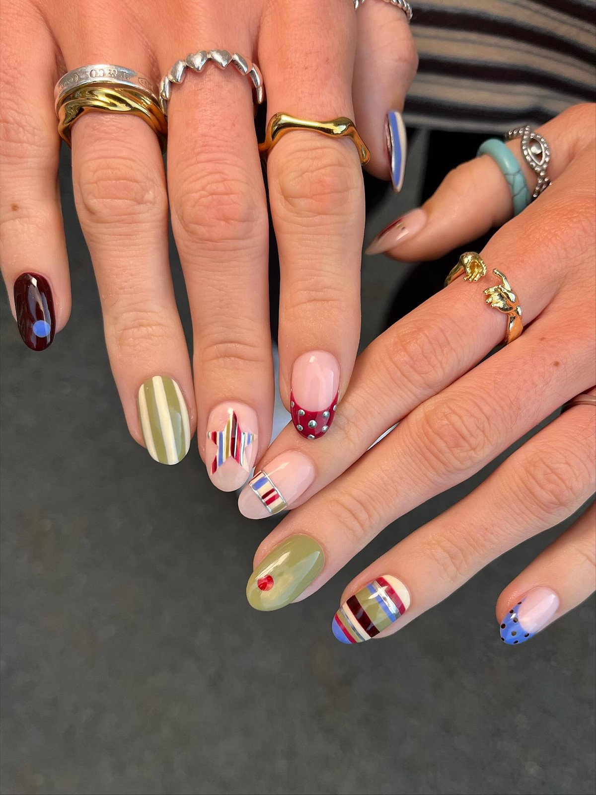 Зимовий манікюр у смужку 2026: модна тенденція сезону