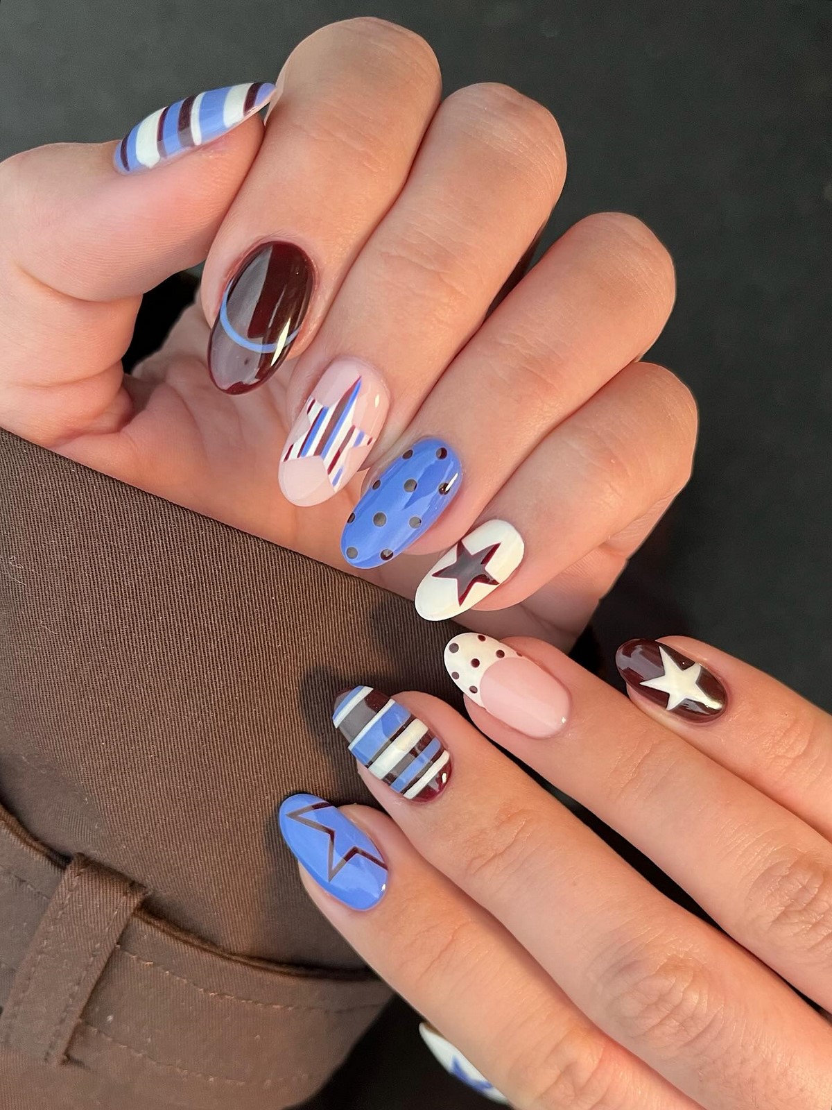 Зимовий манікюр у смужку 2026: модна тенденція сезону