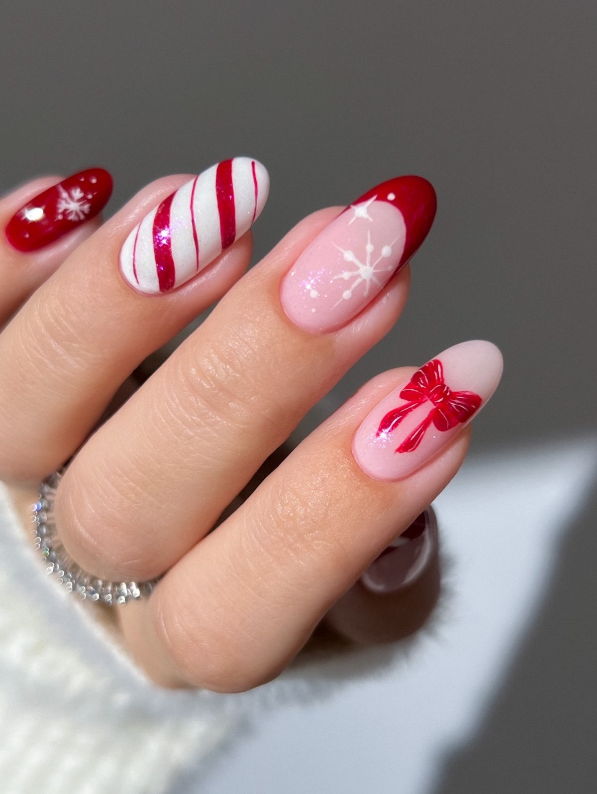 Зимовий манікюр у смужку 2026: модна тенденція сезону