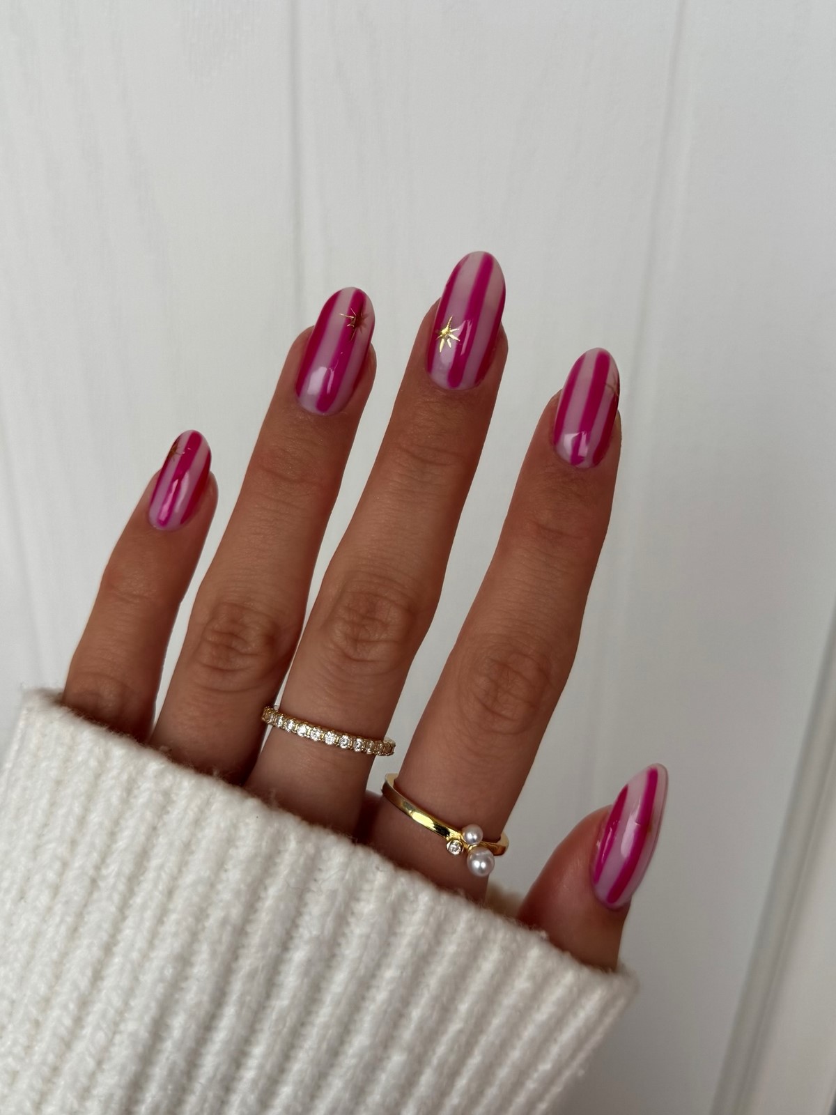 Зимовий манікюр у смужку 2026: модна тенденція сезону