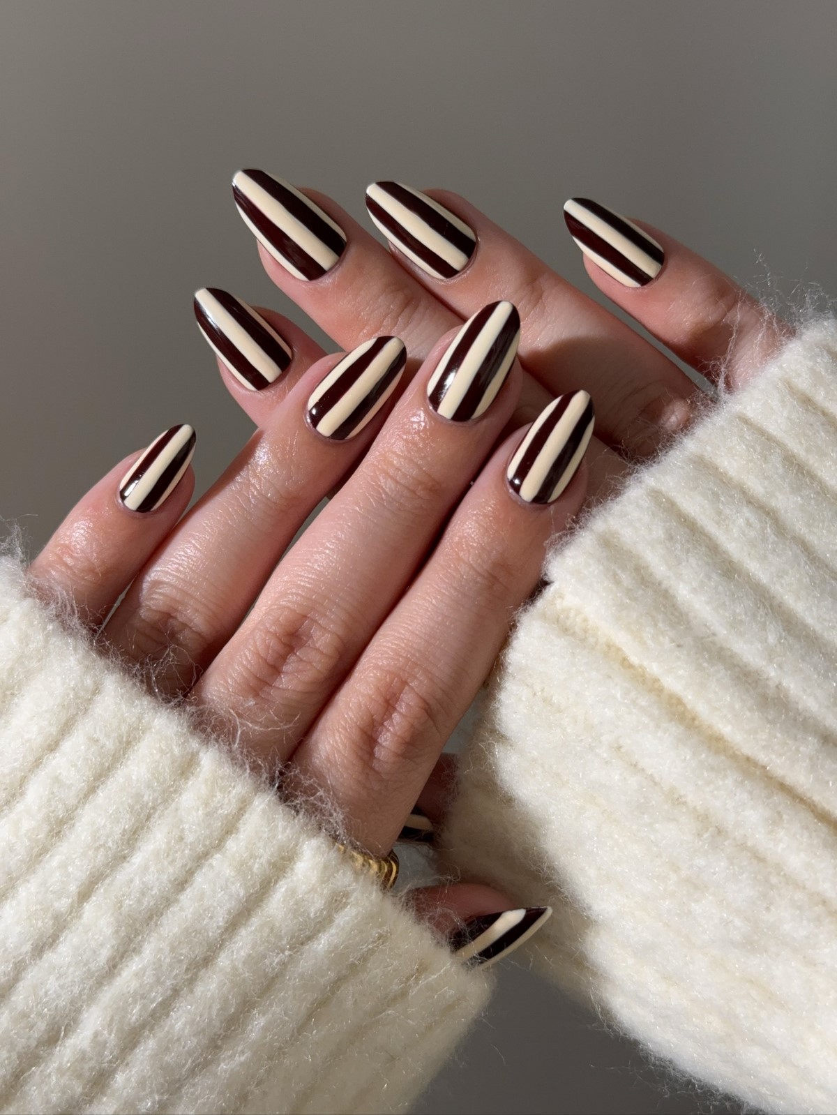 Зимовий манікюр у смужку 2026: модна тенденція сезону