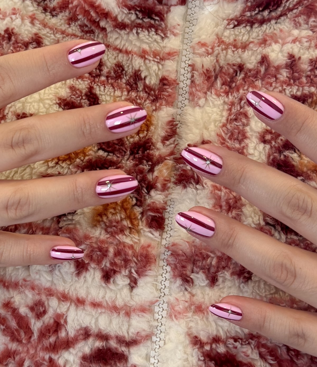 Зимовий манікюр у смужку 2026: модна тенденція сезону