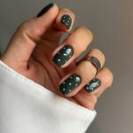 Зимовий манікюр у зеленому кольорі: новинки 2026 року