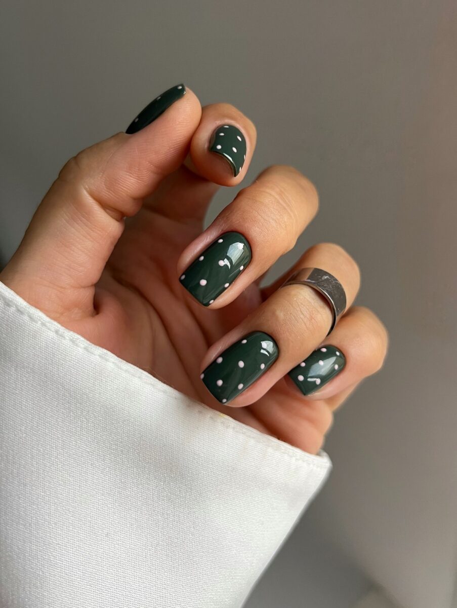 Зимовий манікюр у зеленому кольорі: новинки 2026 року