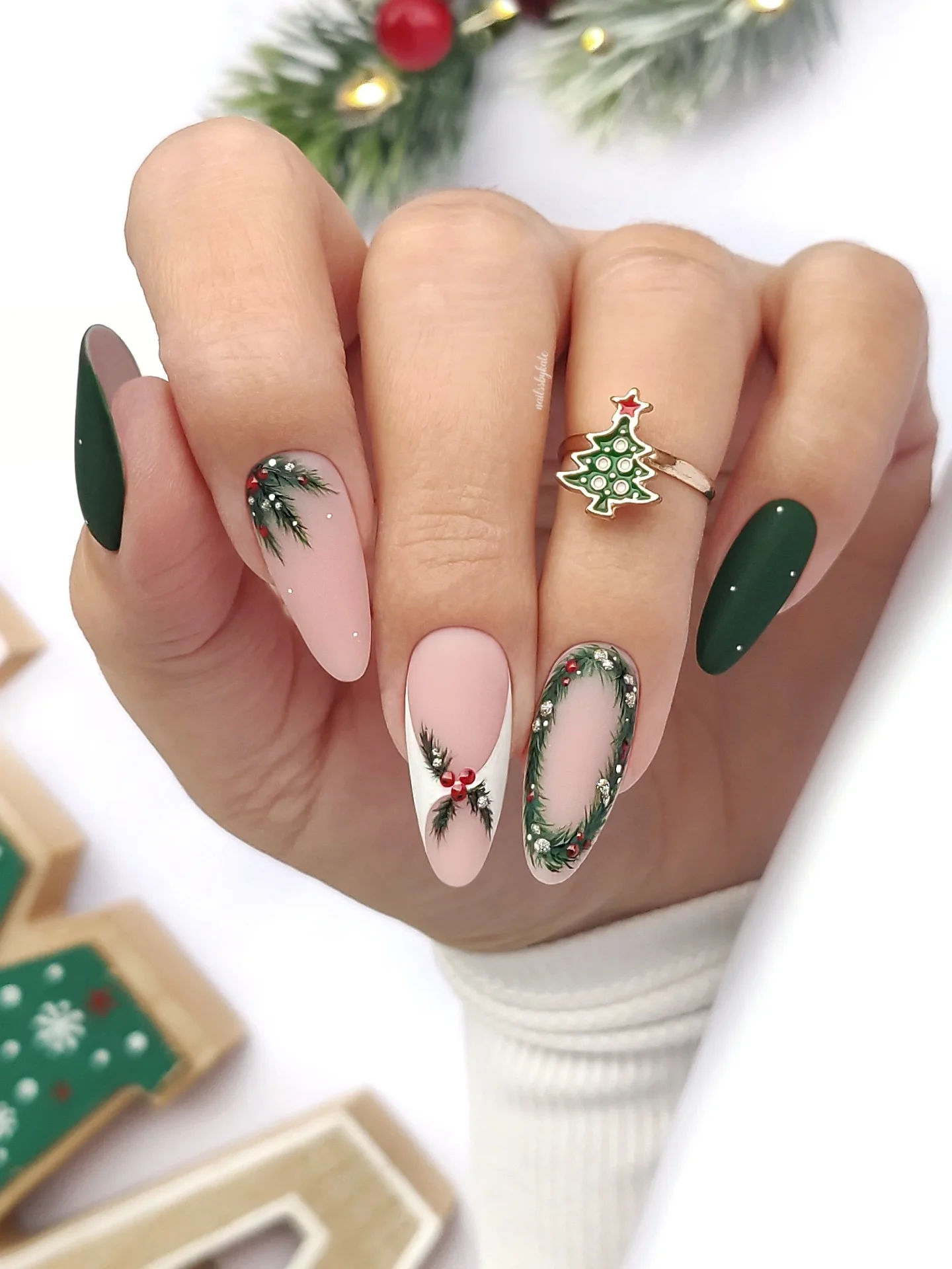 Зимовий манікюр у зеленому кольорі: новинки 2026 року