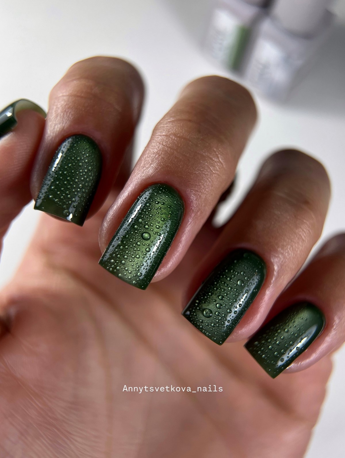 Зимовий манікюр у зеленому кольорі: новинки 2026 року