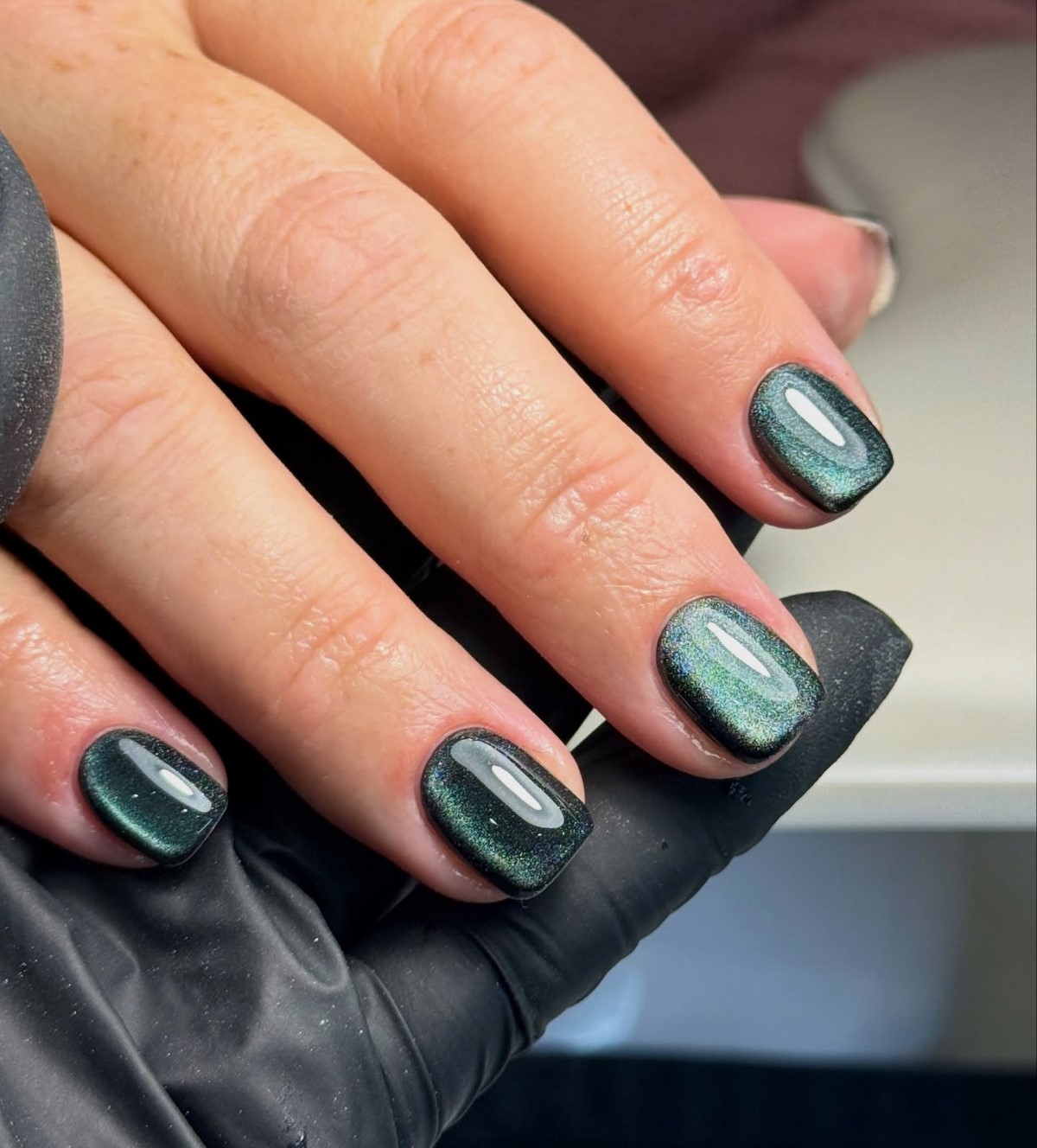 Зимовий манікюр у зеленому кольорі: новинки 2026 року