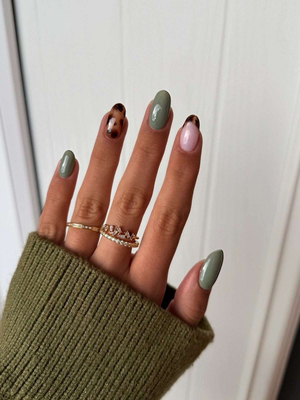 Зимовий манікюр у зеленому кольорі: новинки 2026 року