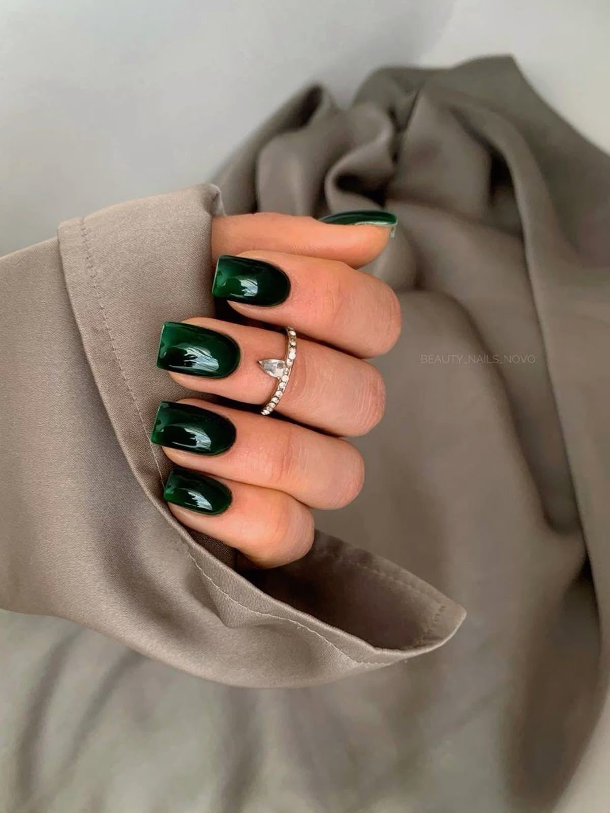 Зимовий манікюр у зеленому кольорі: новинки 2026 року
