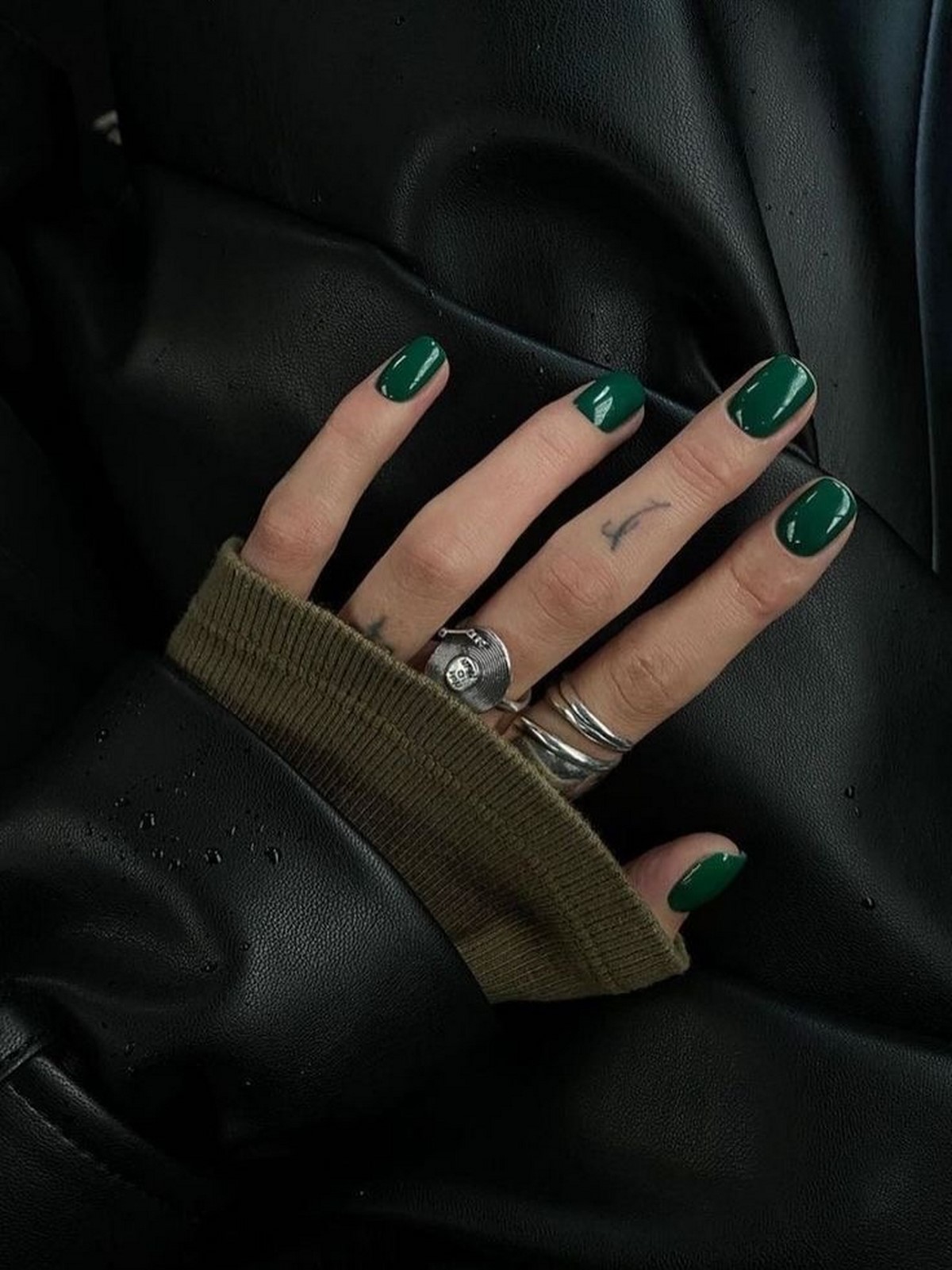 Зимовий манікюр у зеленому кольорі: новинки 2026 року