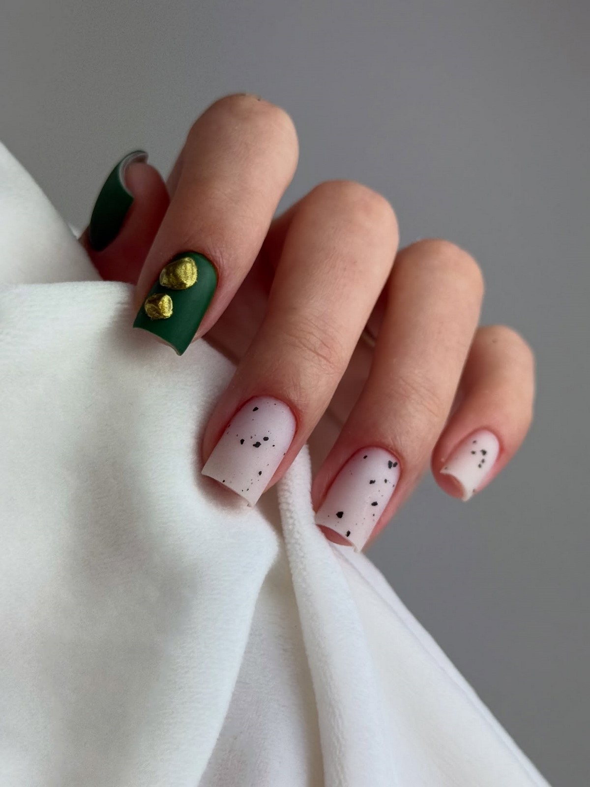 Зимовий манікюр у зеленому кольорі: новинки 2026 року