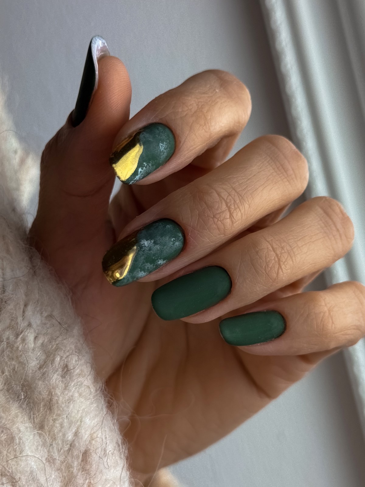 Зимовий манікюр у зеленому кольорі: новинки 2026 року