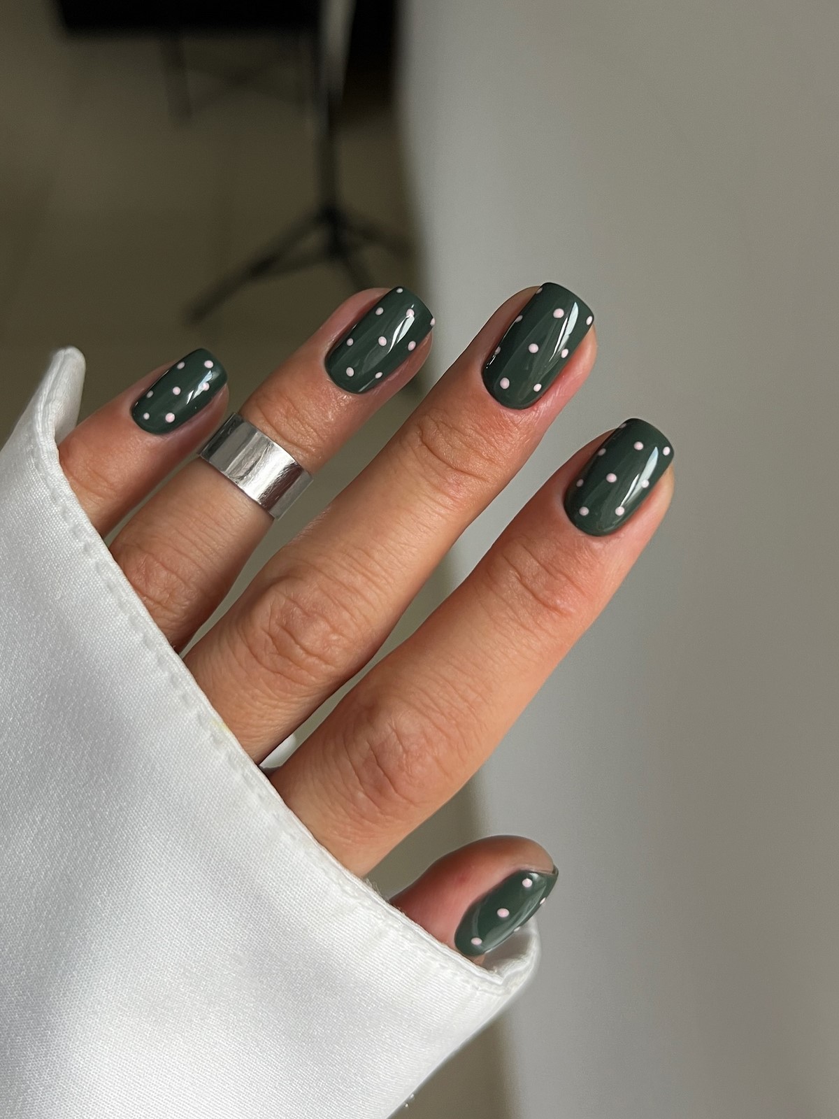 Зимовий манікюр у зеленому кольорі: новинки 2026 року