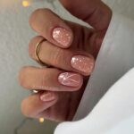 Зимовий манікюр з бантиками: святкові ідеї 2025-2026