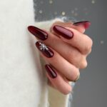 Зимовий манікюр зі сніжинками 2025-2026: свіжі ідеї дизайну