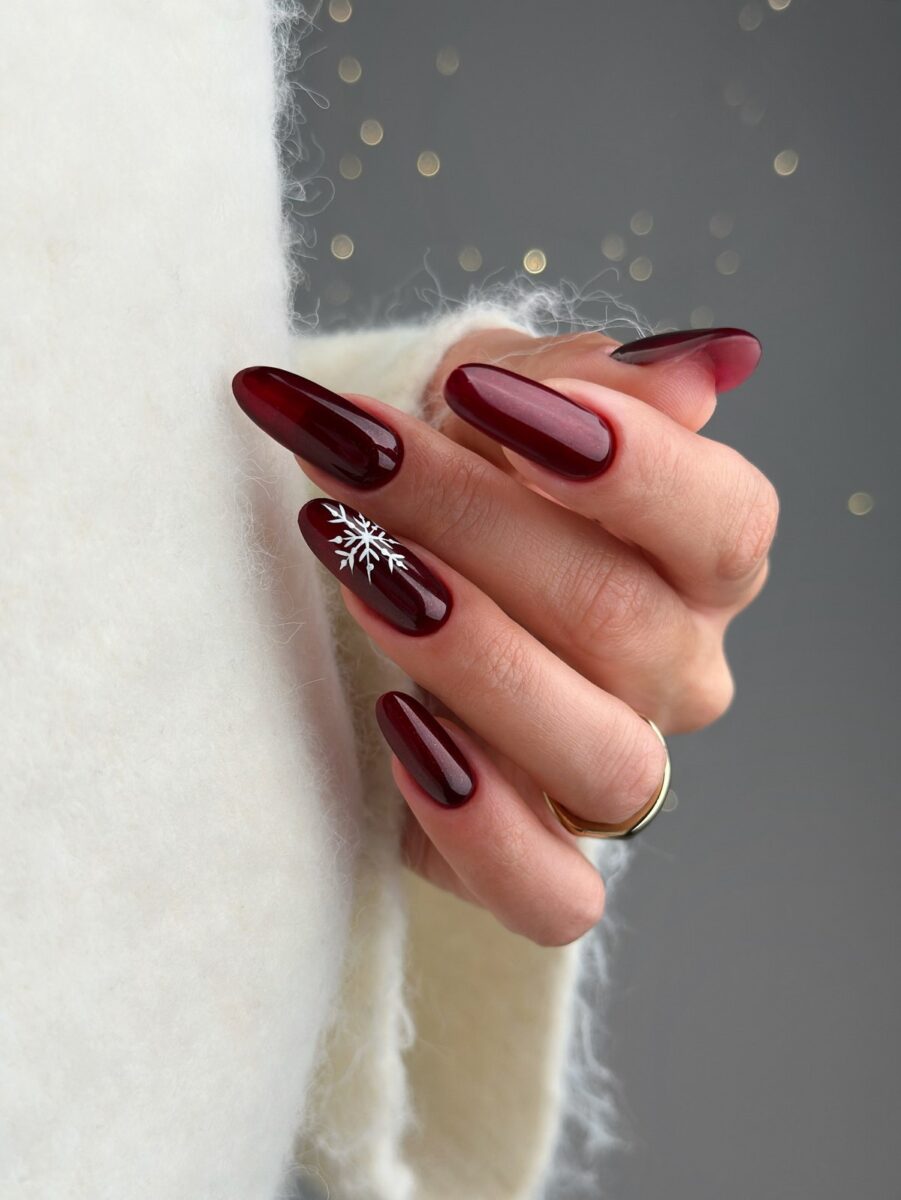 Зимовий манікюр зі сніжинками 2025-2026: свіжі ідеї дизайну