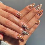 Мигдалеподібні нігті з бембі-принтом у коричневих відтінках