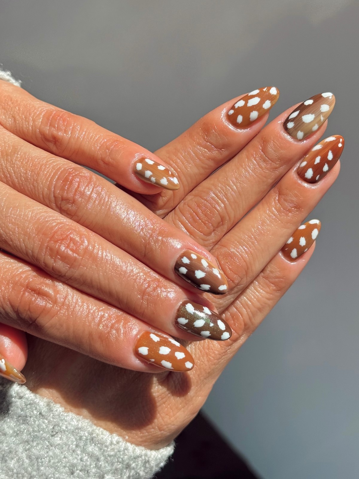 Мигдалеподібні нігті з бембі-принтом у коричневих відтінках