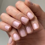 Манікюр на короткі нігті в нюдовому відтінку