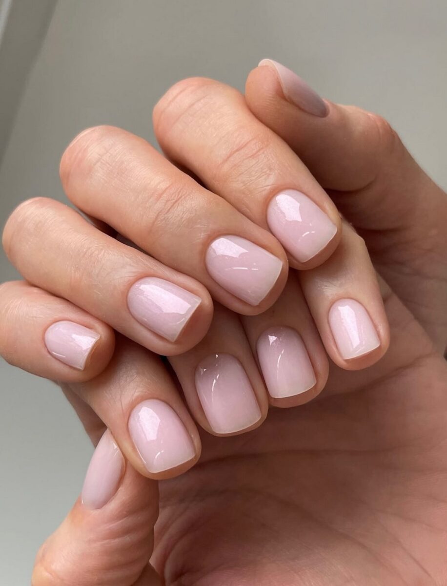 Манікюр на короткі нігті в нюдовому відтінку