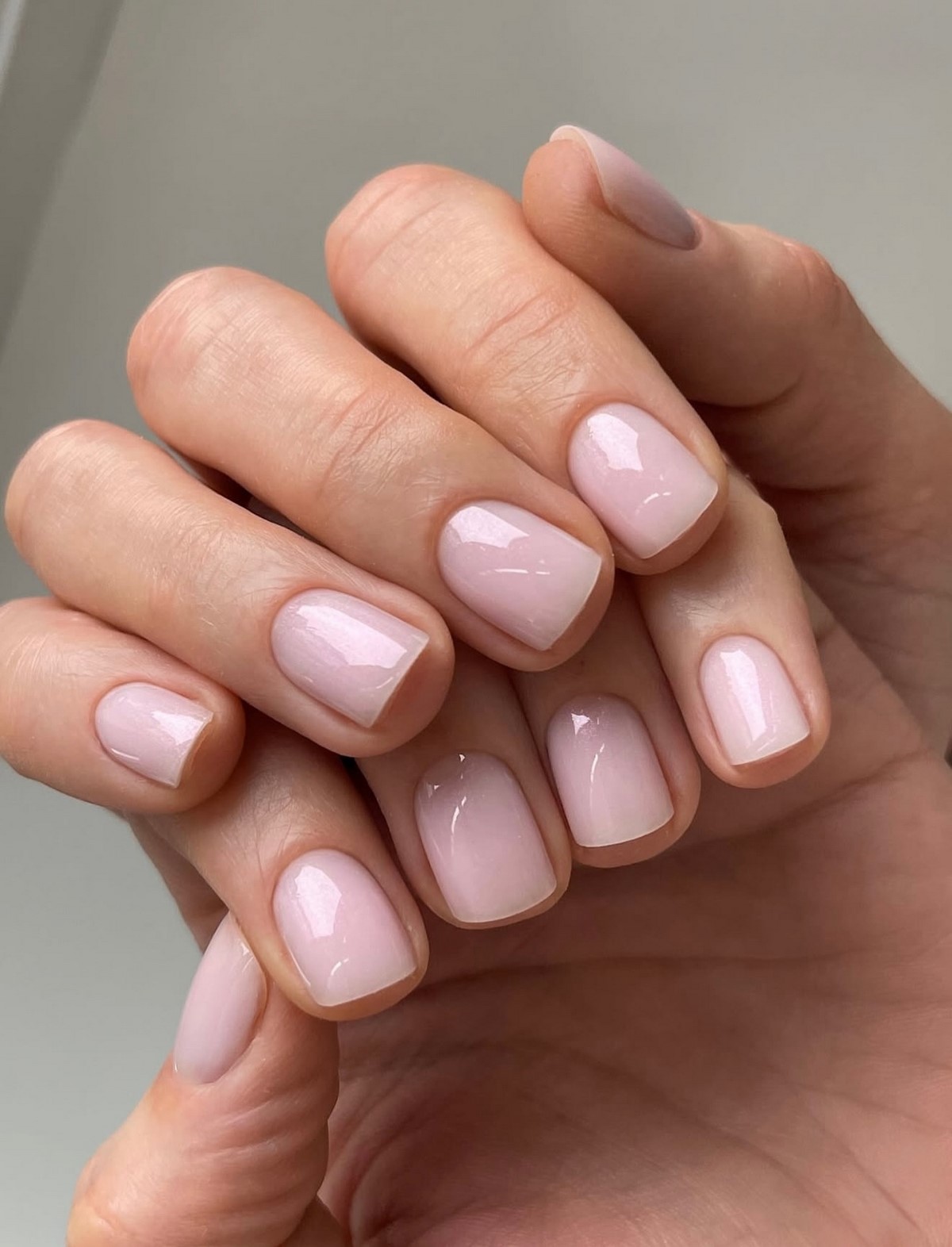 Манікюр на короткі нігті в нюдовому відтінку