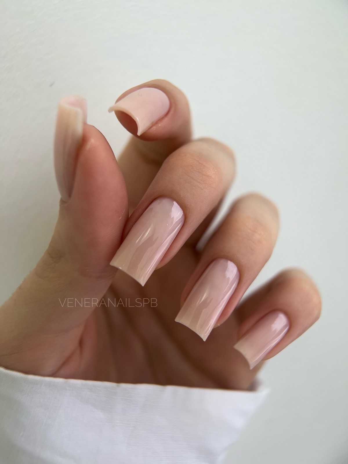 Чому нюдові нігті завжди виглядають доречно і стильно