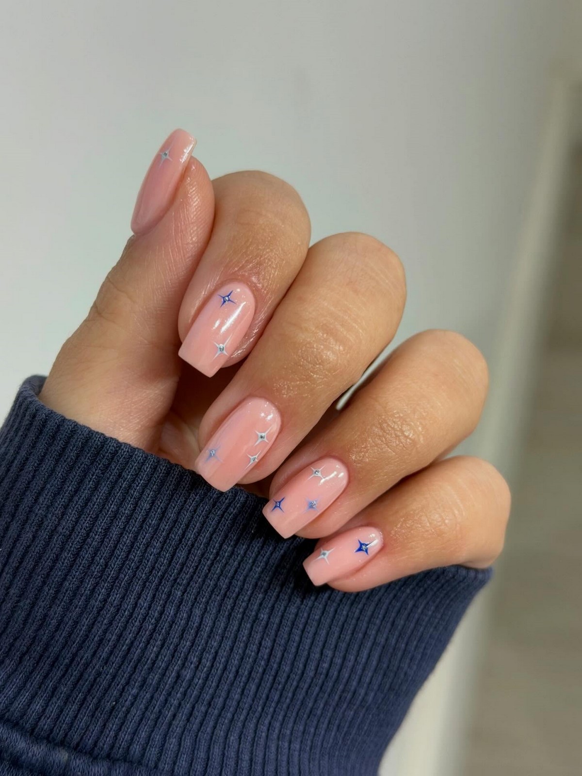 Чому нюдові нігті завжди виглядають доречно і стильно