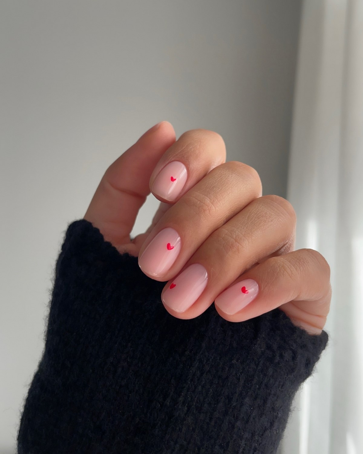 Чому нюдові нігті завжди виглядають доречно і стильно