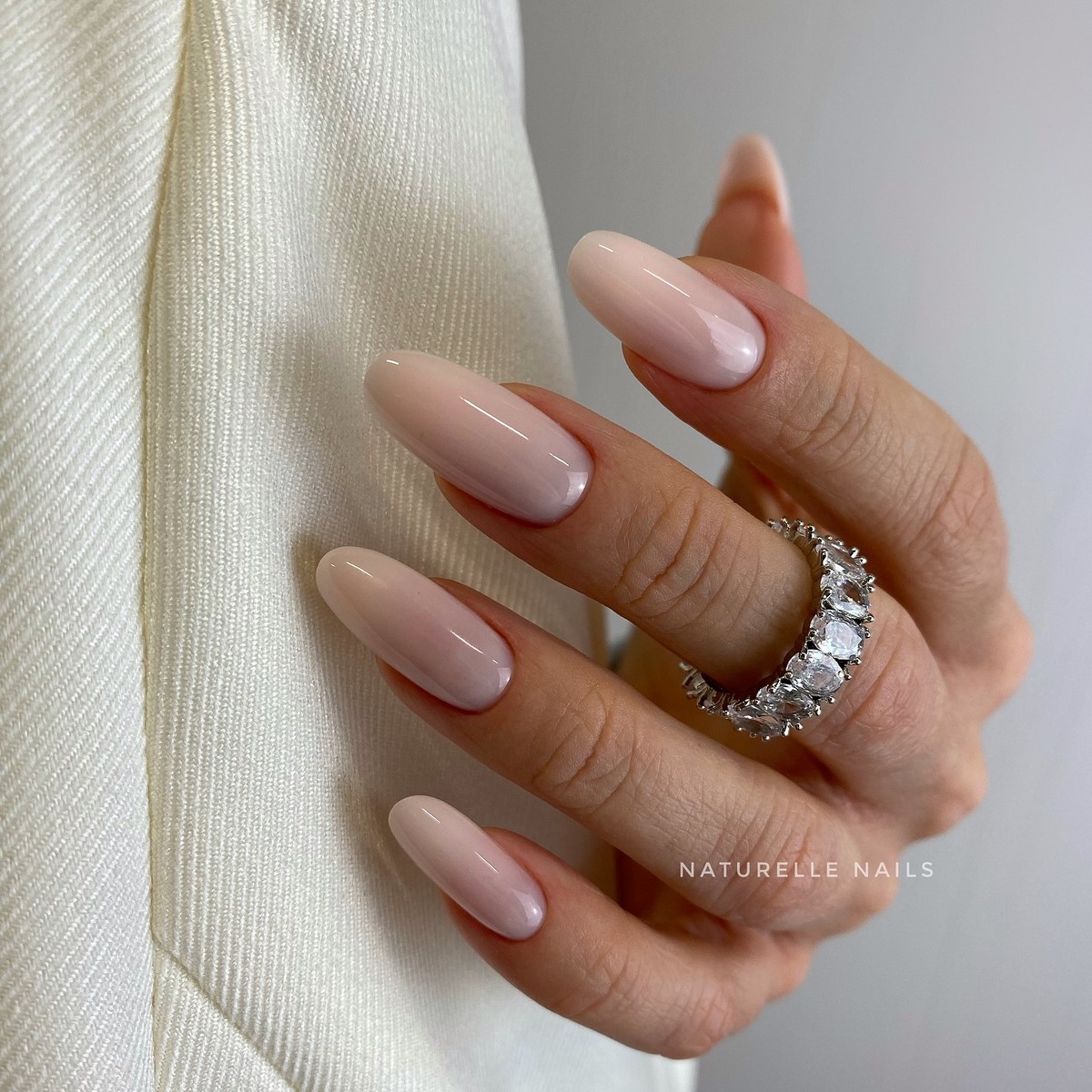 Чому нюдові нігті завжди виглядають доречно і стильно