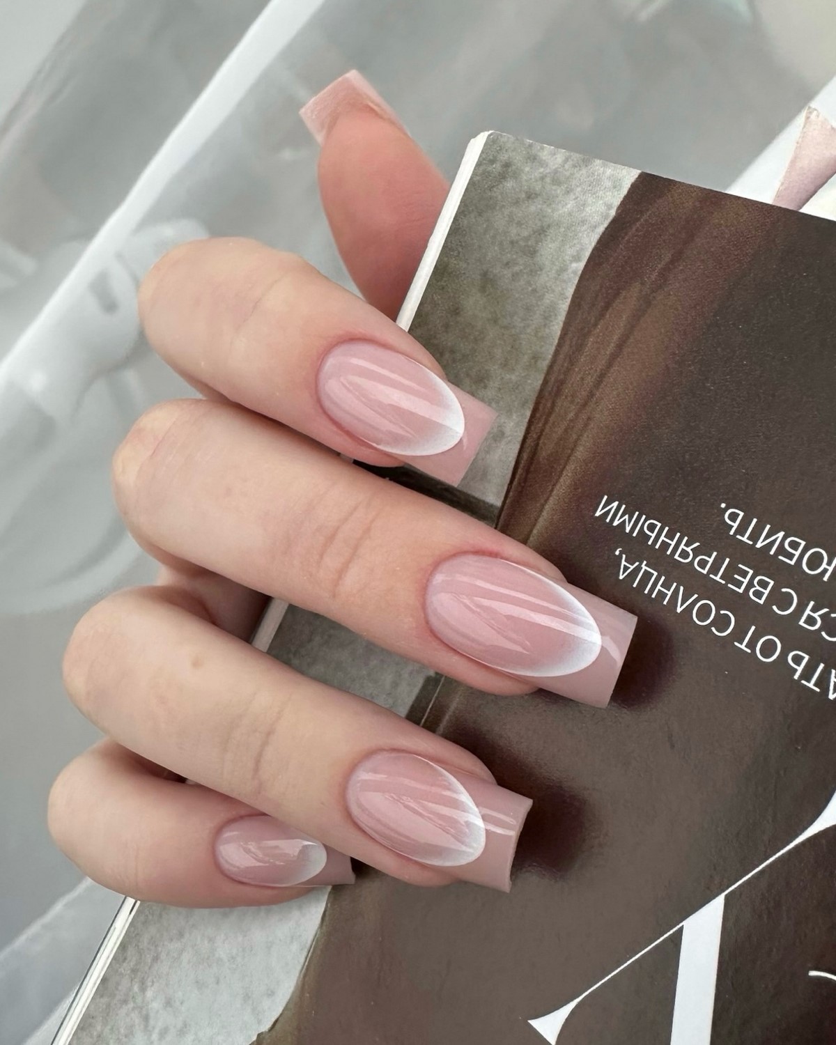 Чому нюдові нігті завжди виглядають доречно і стильно