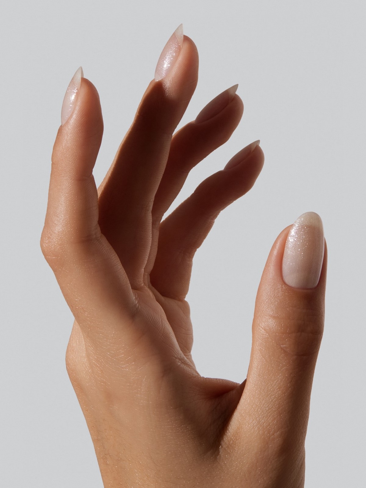 Чому нюдові нігті завжди виглядають доречно і стильно