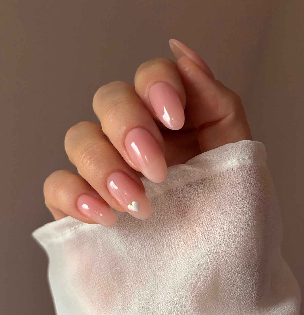 Чому нюдові нігті завжди виглядають доречно і стильно