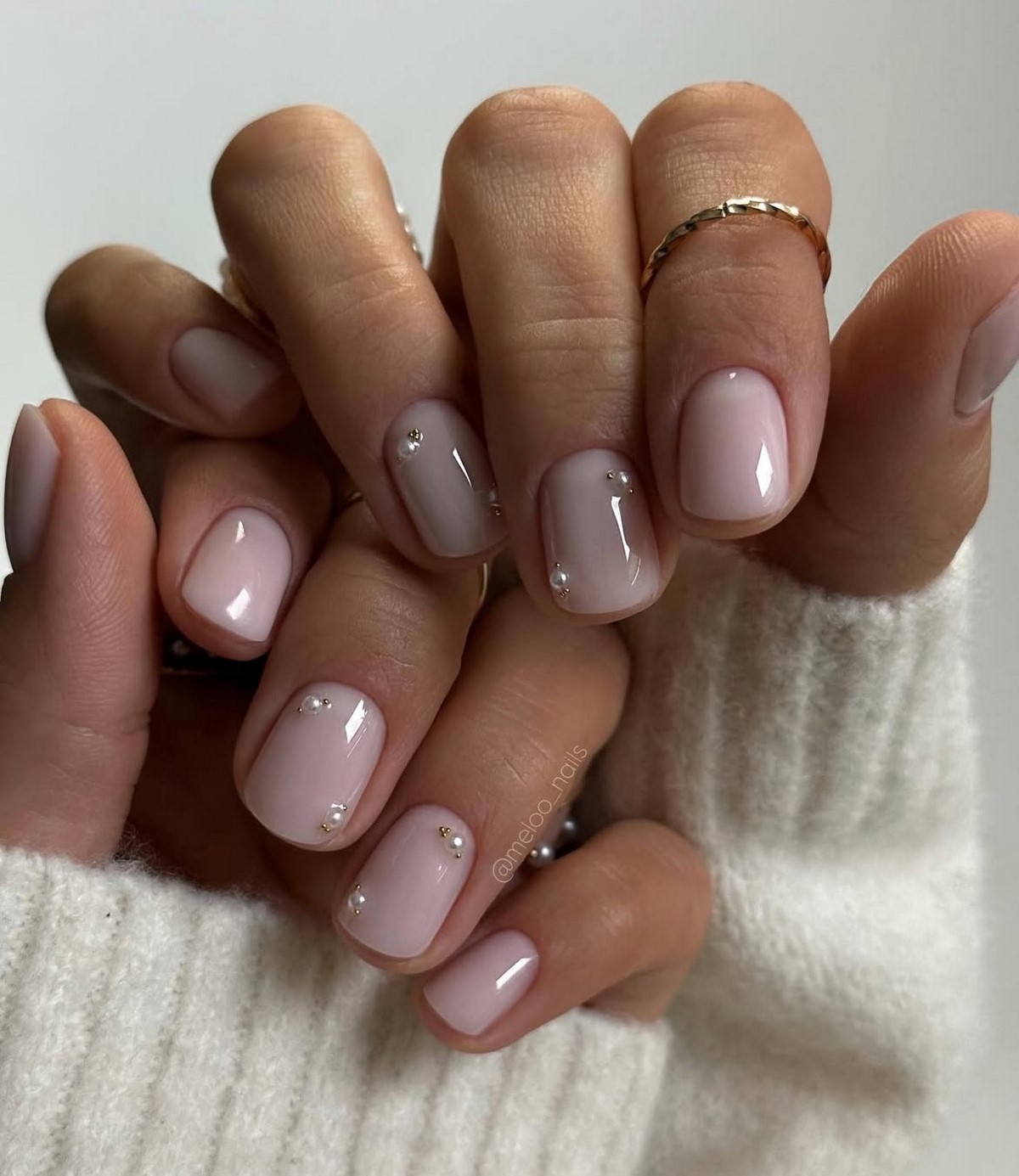 Чому нюдові нігті завжди виглядають доречно і стильно