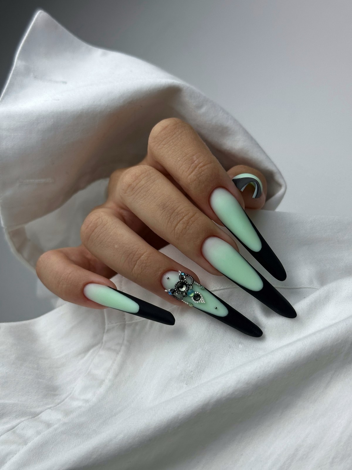 Ідеї френч-манікюру на зиму 2026 з модним характером