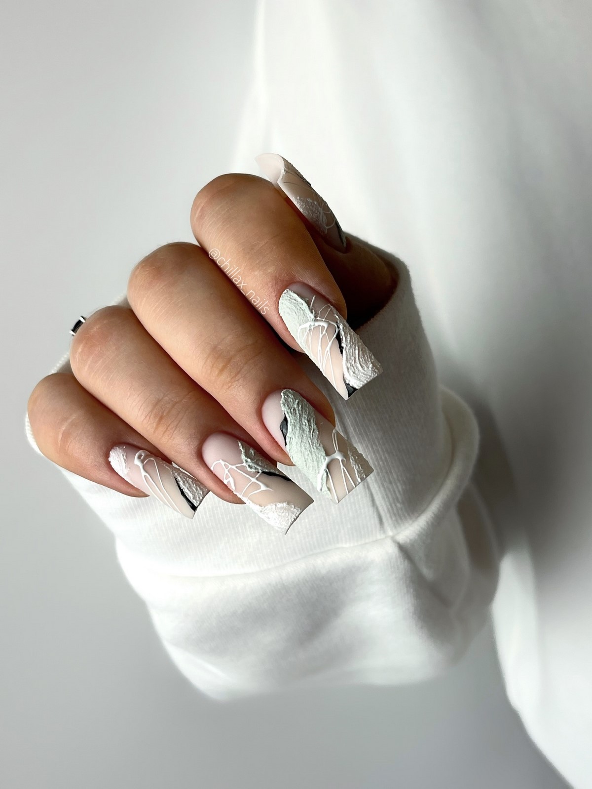 Довгий квадрат у лютому 2026: манікюр, який задає стиль