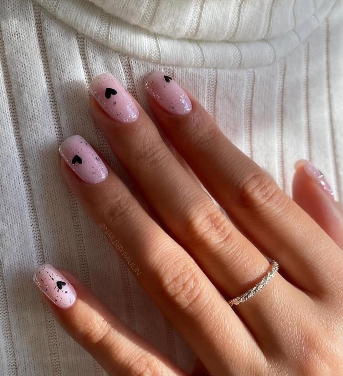 Манікюр із сердечками в лютому 2026 року: романтичний акцент сезону