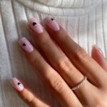 Манікюр із сердечками в лютому 2026 року: романтичний акцент сезону