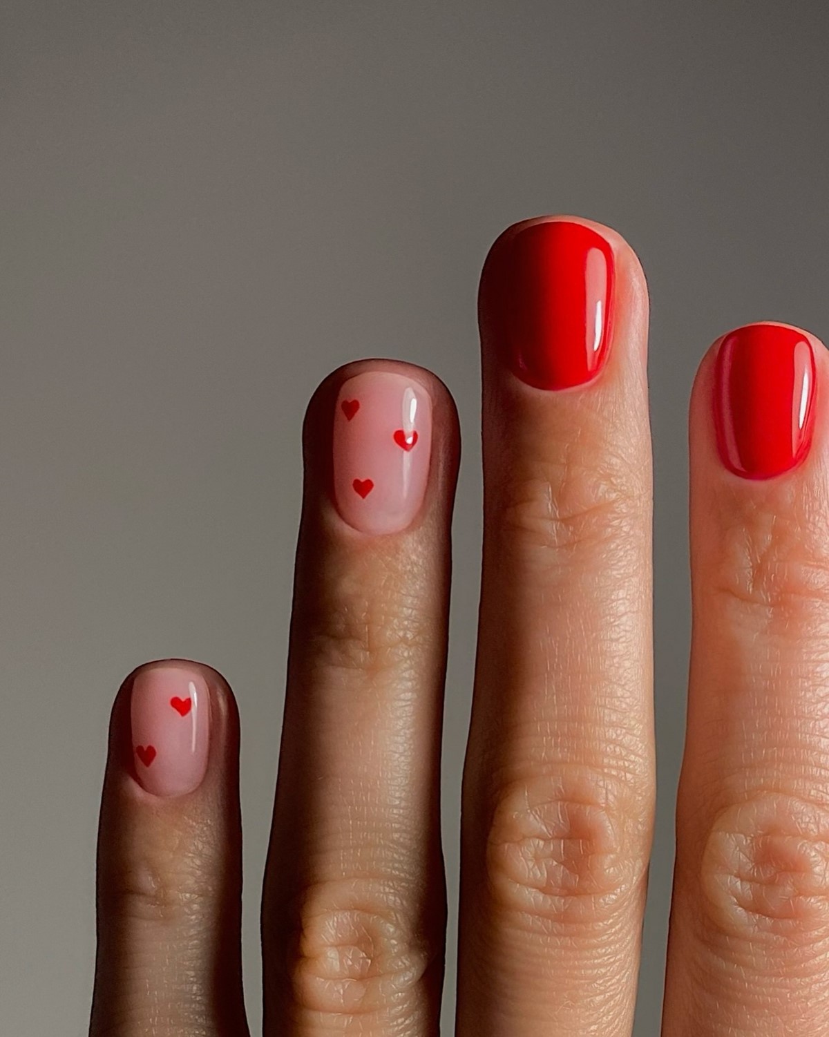 Манікюр із сердечками в лютому 2026 року: романтичний акцент сезону