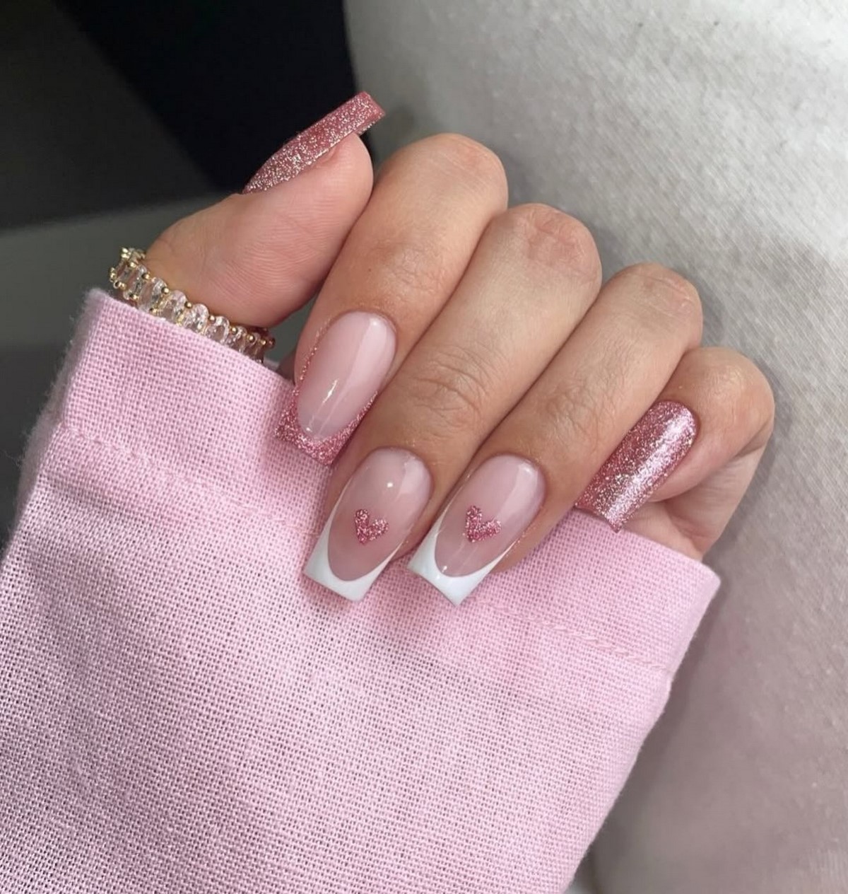 Манікюр із сердечками в лютому 2026 року: романтичний акцент сезону