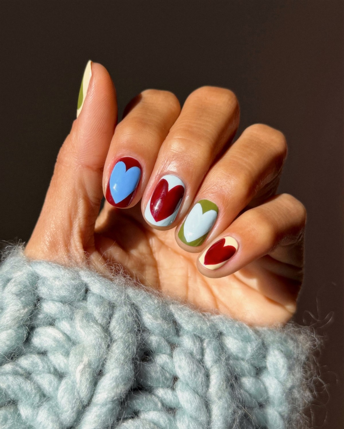 Манікюр із сердечками в лютому 2026 року: романтичний акцент сезону