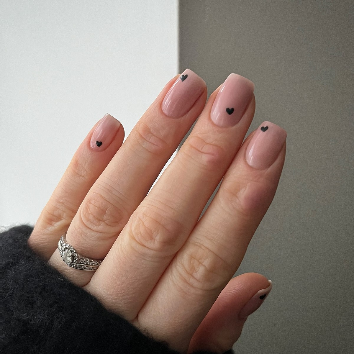 Манікюр із сердечками в лютому 2026 року: романтичний акцент сезону